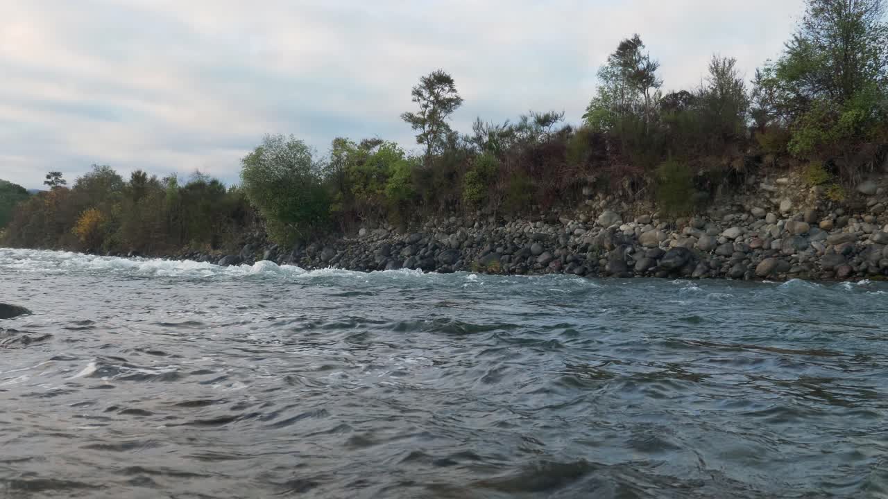 강력한 강과 튀는 물, 팬 왼쪽