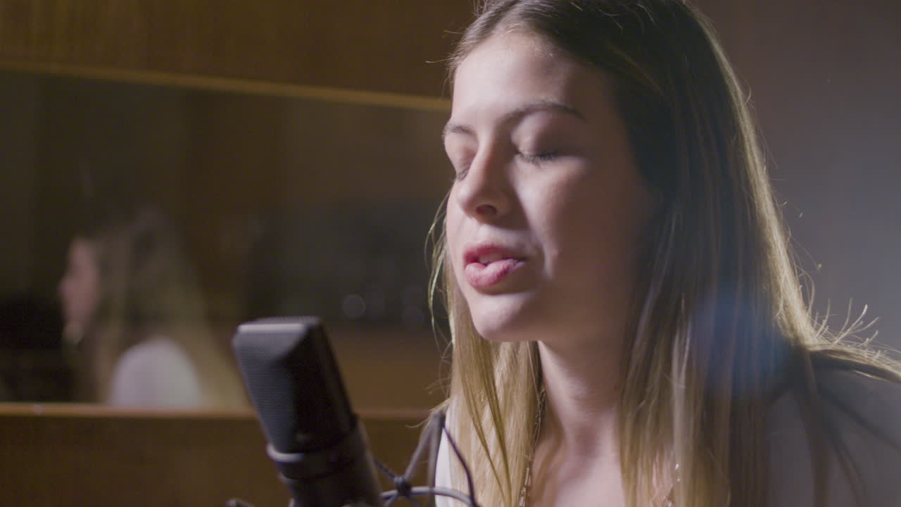 Bela cantora trabalhando em estúdio de música