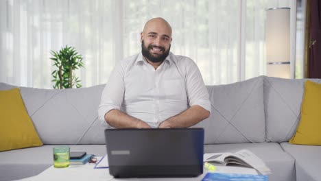 Hombre-Trabajador-De-Oficina-En-Casa-Mirando-La-Cámara-Con-Emoción-Y-Sintiéndose-Feliz.