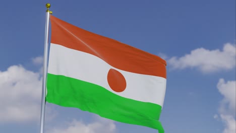 Bandera-De-Niger-Moviéndose-En-El-Viento-Con-Un-Cielo-Azul-Claro-En-El-Fondo,-Nubes-Moviéndose-Lentamente,-Asta-De-Bandera,-Cámara-Lenta