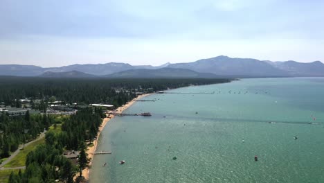 Swimming-Tourists-And-Floating-Boats-At-Lake-Tahoe-In-California,-United-States