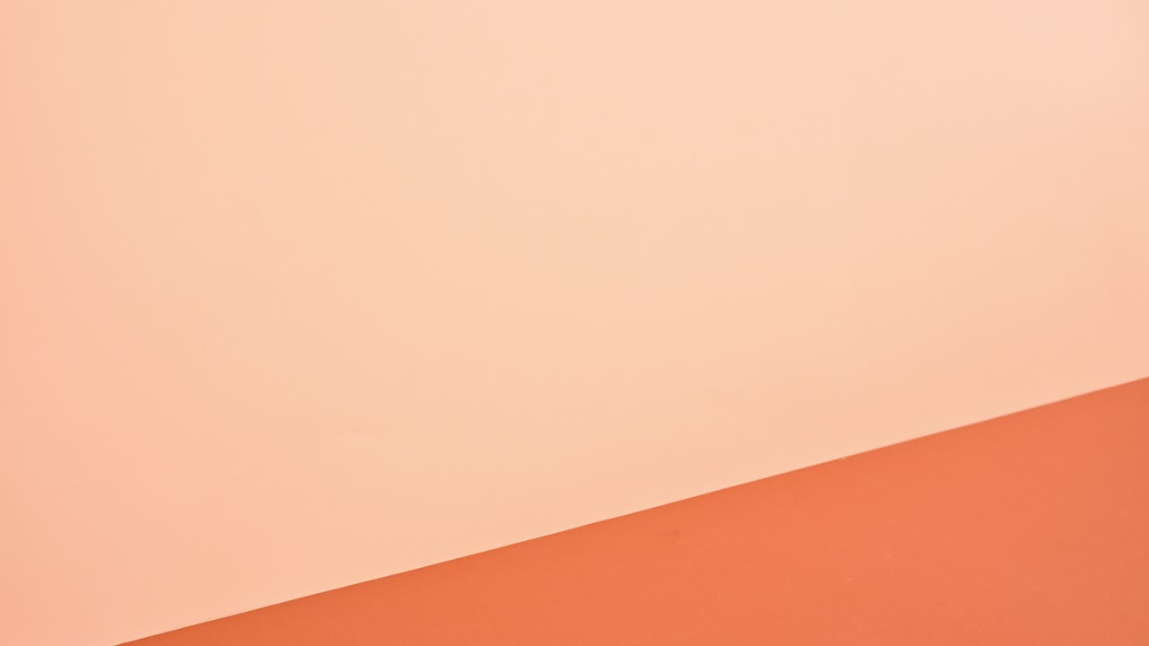 una pila de libros antiguos aparecen ordenados en un tema naranja profundo y brillante.