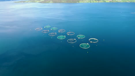 imágenes aéreas de granjas de pesca de salmón en noruega