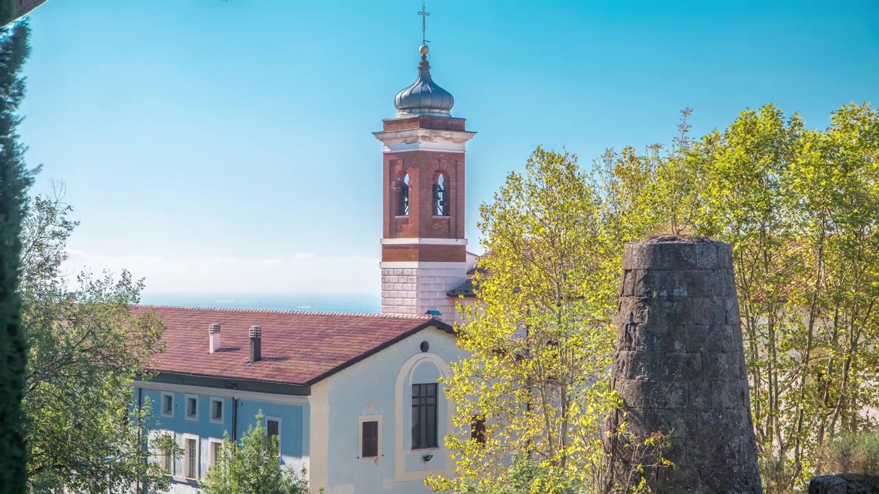 Santa Maria della Stella kirke og Horatiernes og Curiatiernes grav i den smukke by Albano Laziale timelapse, Italien