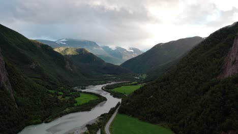 toma de un dron de un río que fluye a través de altas montañas