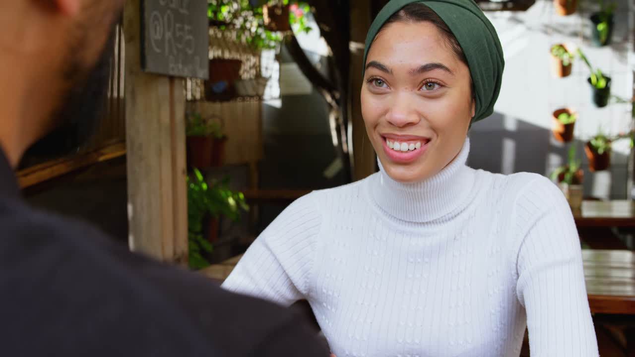 pareja interactuando entre sí en la cafetería 4k