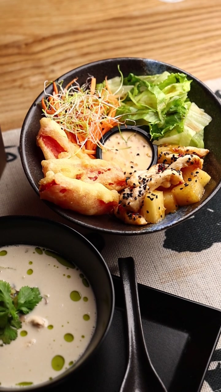 Ciotola fusion asiatica gourmet con tempura e zuppa cremosa