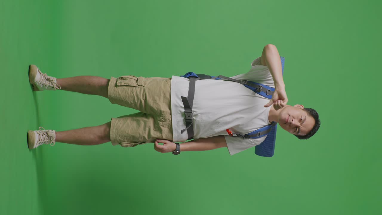 hombre con mochila en la pantalla verde