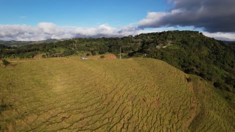 Drone-Acercándose-A-Un-Solo-Auto-Estacionado-En-Medio-Del-Bosque-Nuboso-De-Monteverde