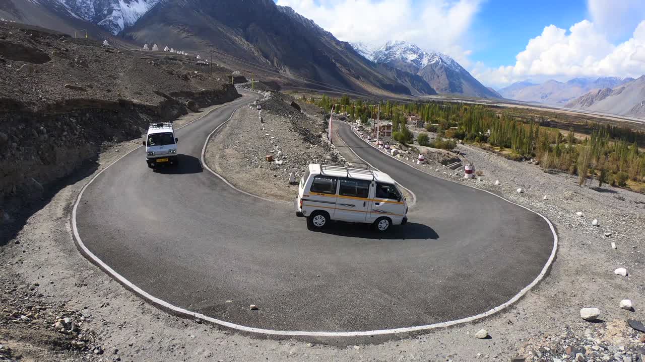 conducir un coche en la carretera en leh, ladakh, india