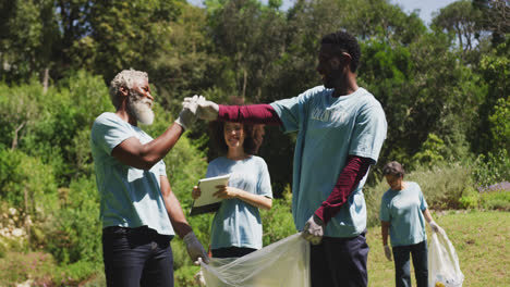 familia feliz limpiando un jardín juntos