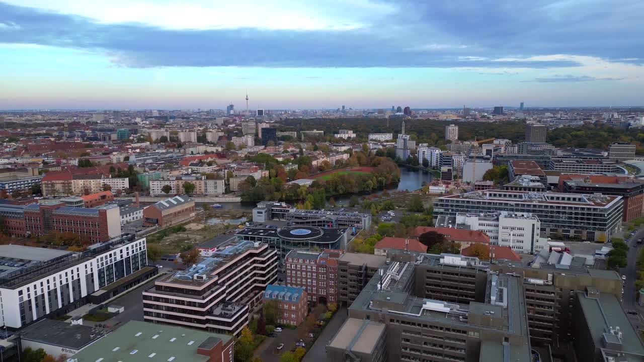 Skyline urbana di una concessionaria auto a Charlottenburg, città sullo Sprea a Berlino, che mostra una vivace città e un fiume all'alba. Meravigliosa vista aerea, volo, inversione, drone