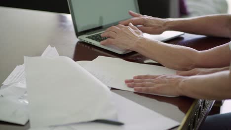 Captura-Recortada-De-Mujeres-Mayores-Que-Trabajan-Con-Una-Computadora-Portátil