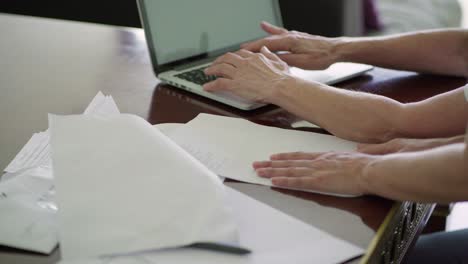 foto recortada de mujeres mayores trabajando con una computadora portátil