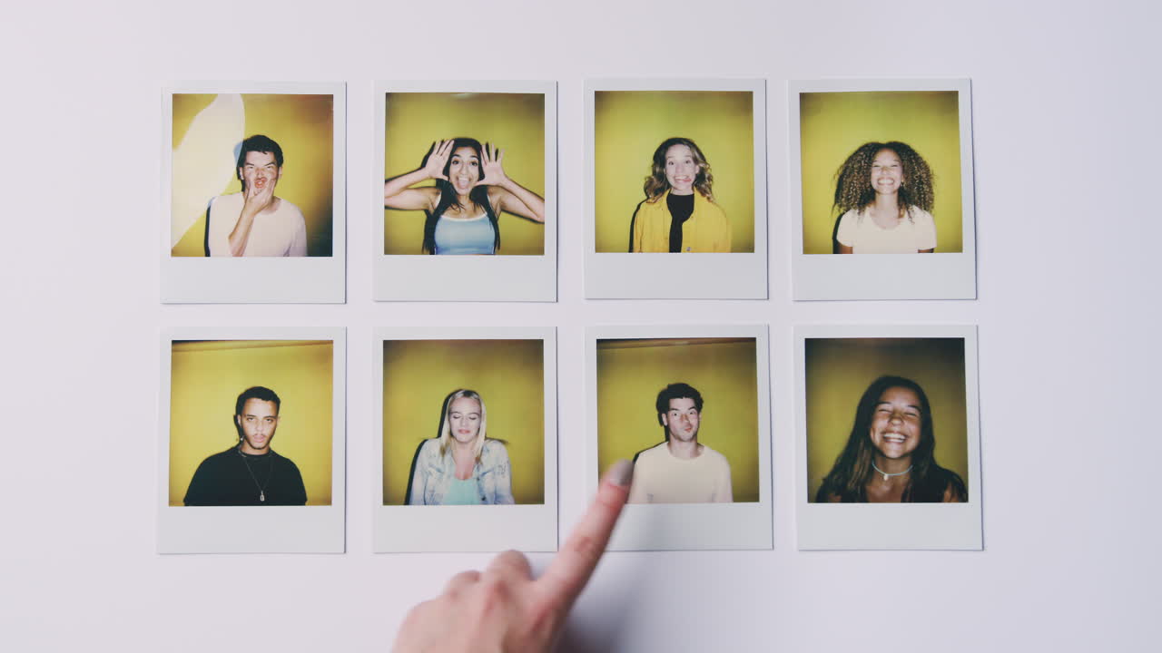 fotos instantáneas de películas de hombres y mujeres jóvenes para el modelado de fundición con el dedo femenino haciendo la elección