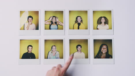 fotos instantáneas de películas de hombres y mujeres jóvenes para el modelado de fundición con el dedo femenino haciendo la elección