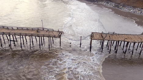 Schwere-Schäden-Am-Capitola-Wharf-Pier-Nach-Stürmen-In-Kalifornien,-Januar-2023---Luftumlaufbahn