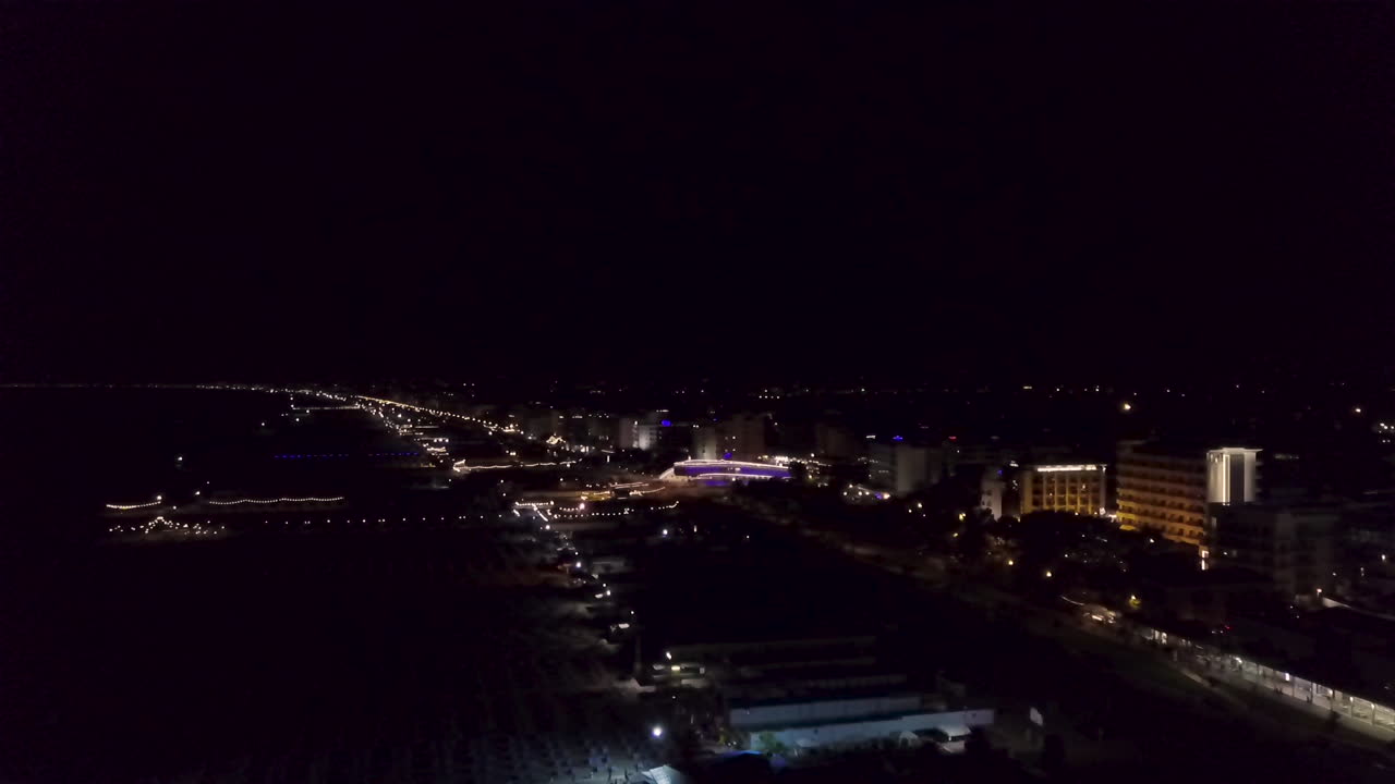 vista pintoresca de la playa de rimini en italia iluminada por la noche