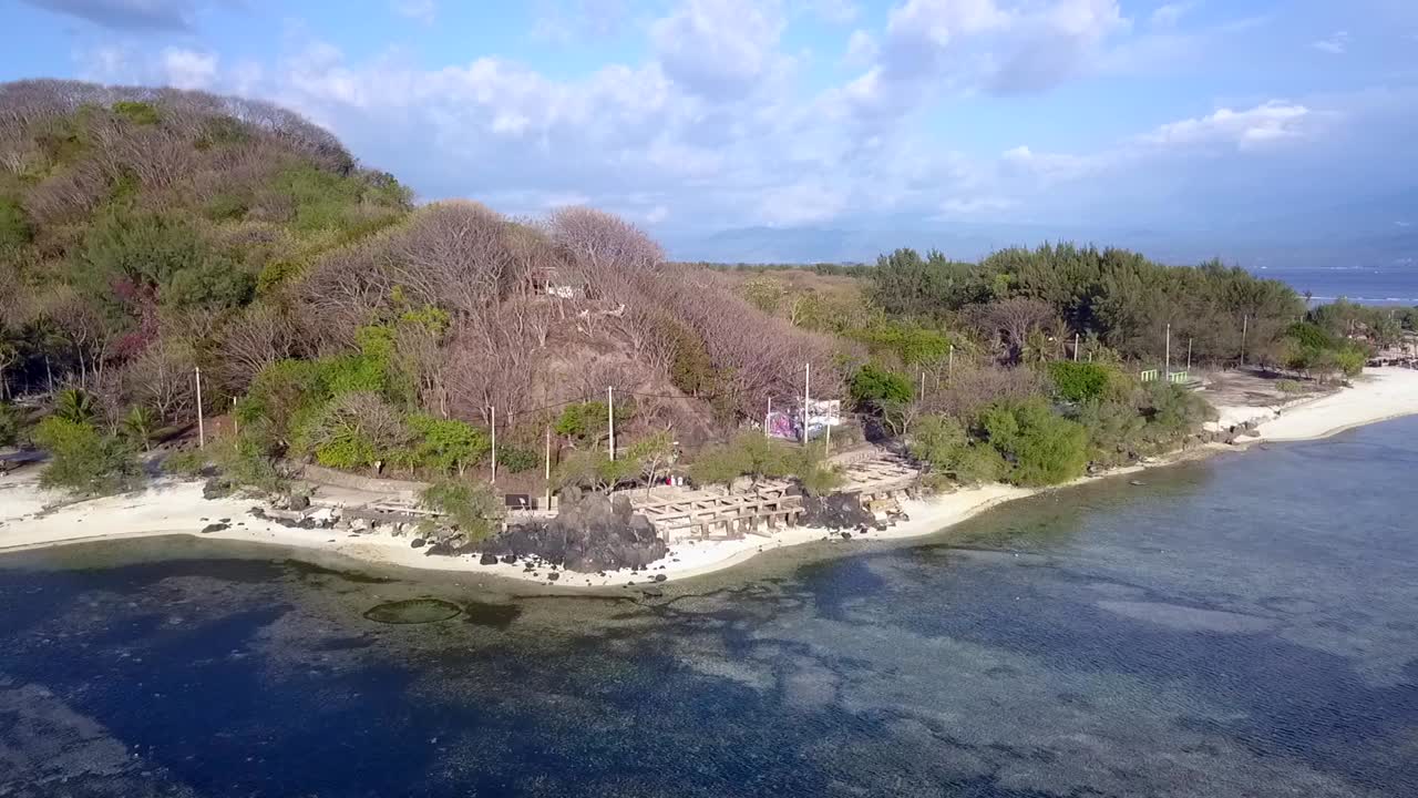 2017년 화창한 여름 인도네시아 길리 t의 해변에서 극적인 공중 전망 비행 파노라마 개요 무인 항공기 영상