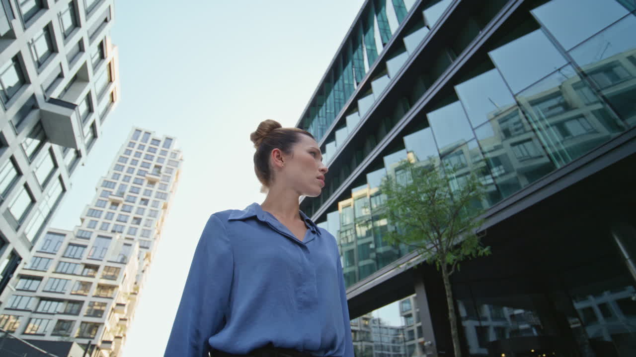 chica preocupada terminar la llamada de pie distrito moderno. mujer molesta colgó el teléfono