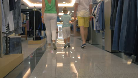 familia caminando en la tienda de ropa