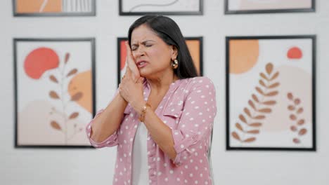 Moderne-Indische-Frau-Mit-Zahnschmerzen