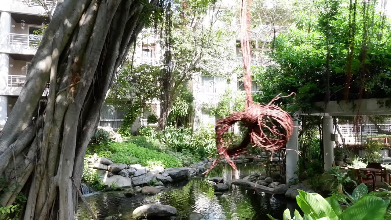 조용한 정원 연못 설정의 타임 스