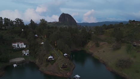 Paisaje-De-Colombia-Con-Vista-Aérea-De-El-Peñón-De-Guatape-Al-Atardecer