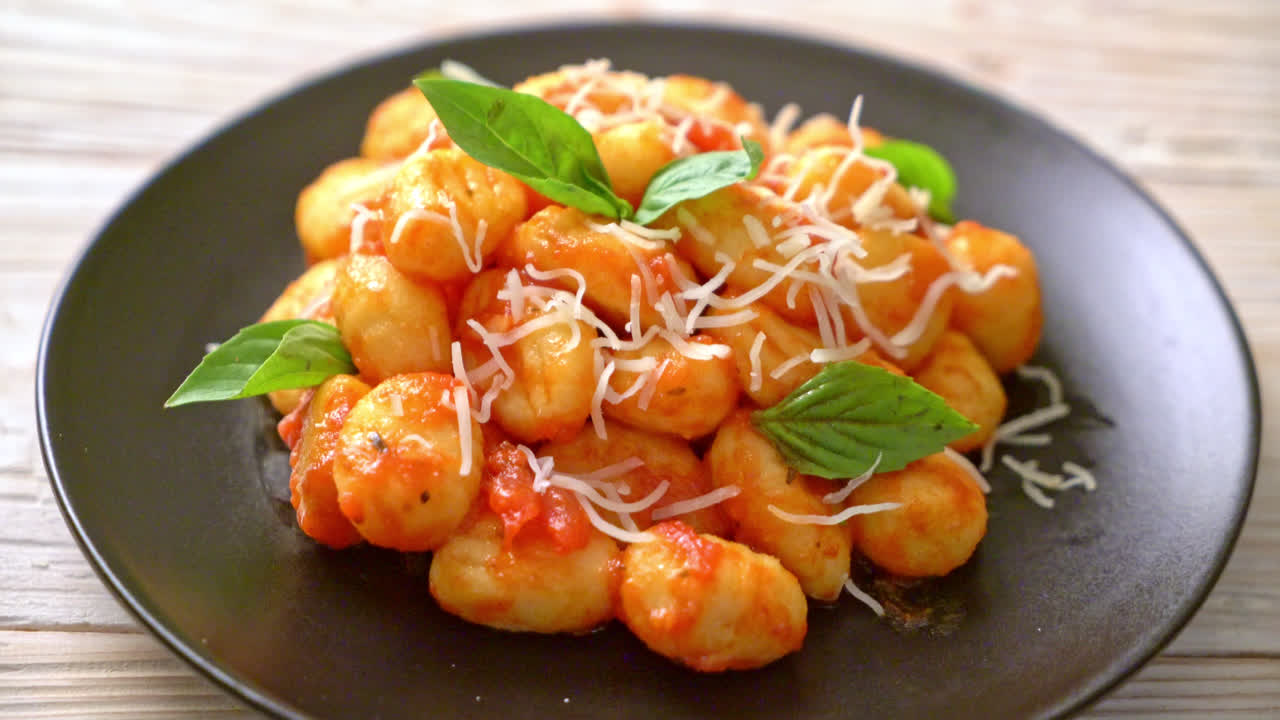 gnocchi em molho de tomate com queijo