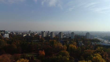 Edificios-Residenciales-De-Apartamentos-Varsovia-varsovia-Cerca-Del-Parque-Klub,-Velados-En-Una-Nube-De-Smog,-áreas-Verdes,-Lugares-Verdes