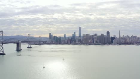 aéreo: panorama de la ciudad y el puente, vista de drones