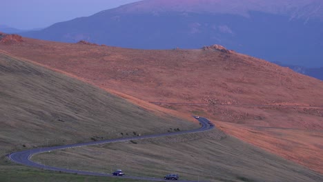 Cars-driving-in-the-Rocky-Mountain-National-Park-at-sunset