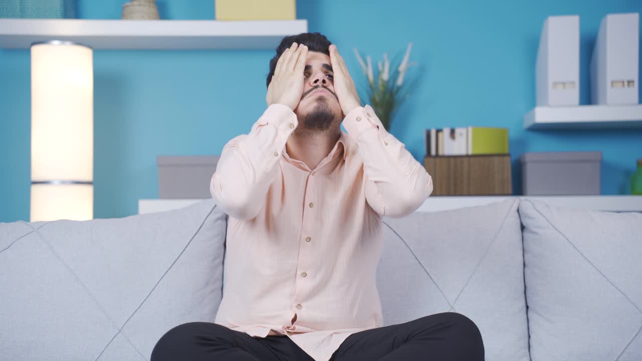 집에서 지루한 젊은이, 지루한.