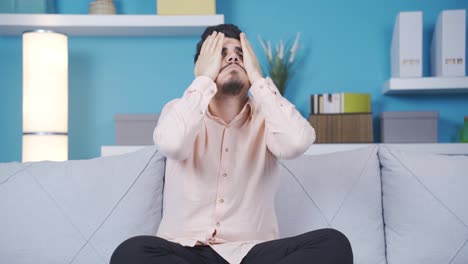 un joven que se aburre en casa, aburrido.