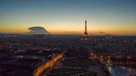 Stürmer-Fliegen-Während-Des-Sonnenuntergangs-über-Touristische-Sehenswürdigkeiten.-Hyperzeitrafferaufnahmen-Von-Les-Invalides-Und-Eiffelturm.-Paris,-Frankreich