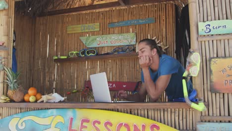 Hombre-Caucásico-Usando-Su-Computadora-Portátil-En-La-Playa