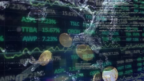 animación de monedas de oro caídas en el agua sobre la pantalla del mercado de valores en el fondo