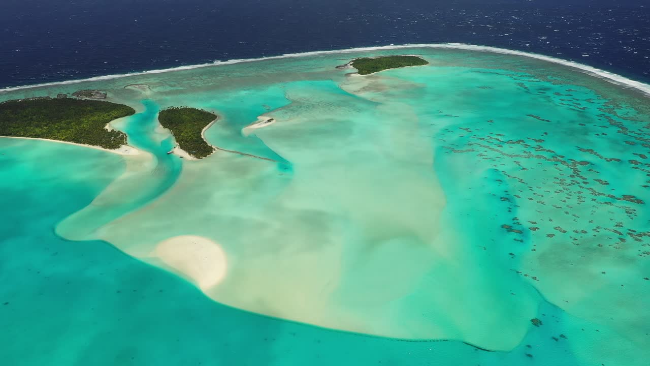 sobrevolando el atolón de aitutaki en las islas cook