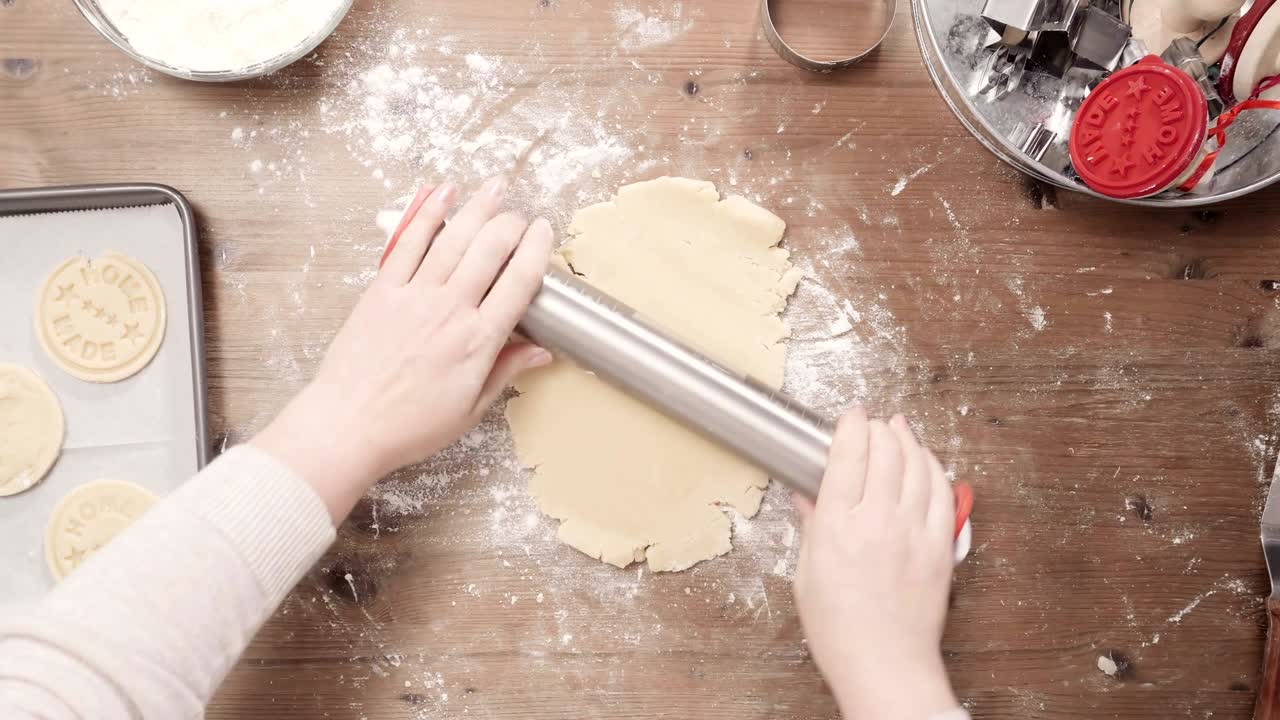 Memanggang kue gula Natal untuk Santa.