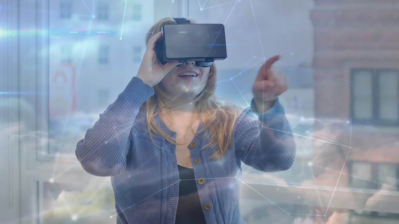 Animation af databehandling over en kaukasisk kvinde, der bruger et VR-headset.