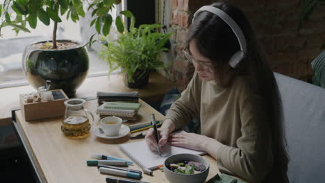 woman drawing in a cafe