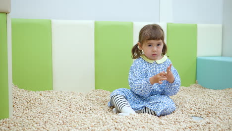 niño jugando en piscina seca con hinoki pequeños cubos en la sala de juegos