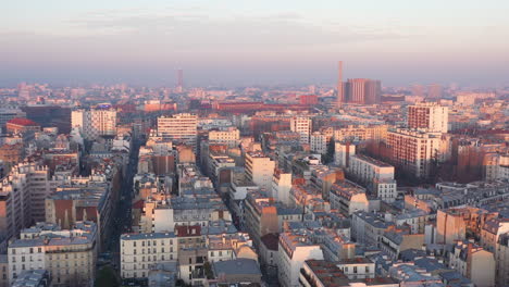 París-Atardecer-Toma-Aérea-Hospital-Bichat-Chimenea-Tejados-Ver-Cielo-Contaminado