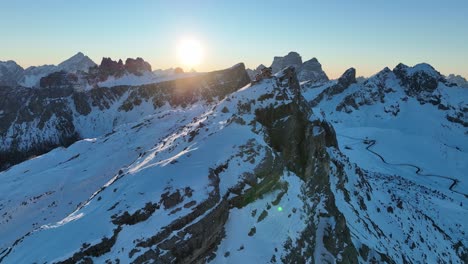 cabaña en una roca en los dolomitas al amanecer en invierno