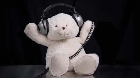 oso de peluche escuchando música