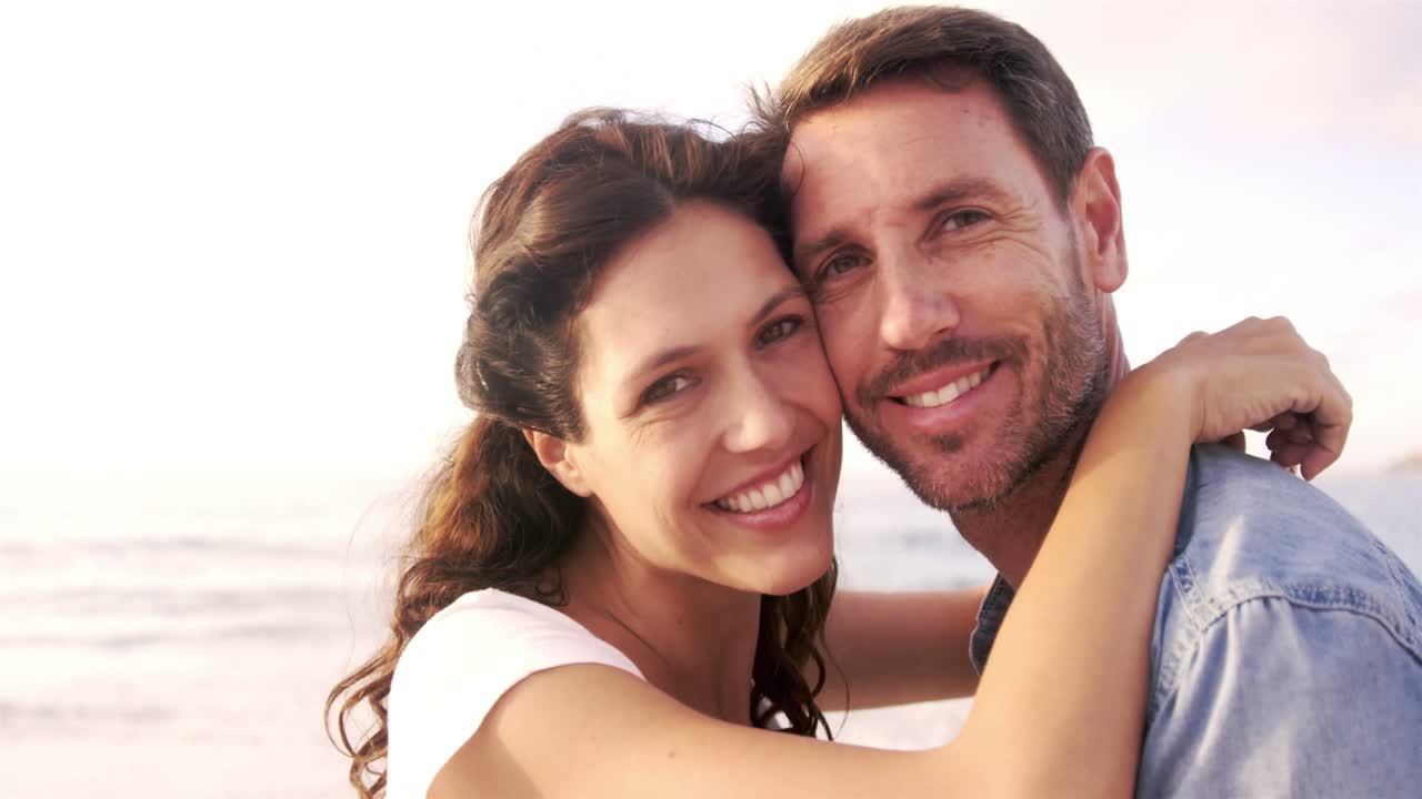 una pareja linda haciendo un beso esquimal.