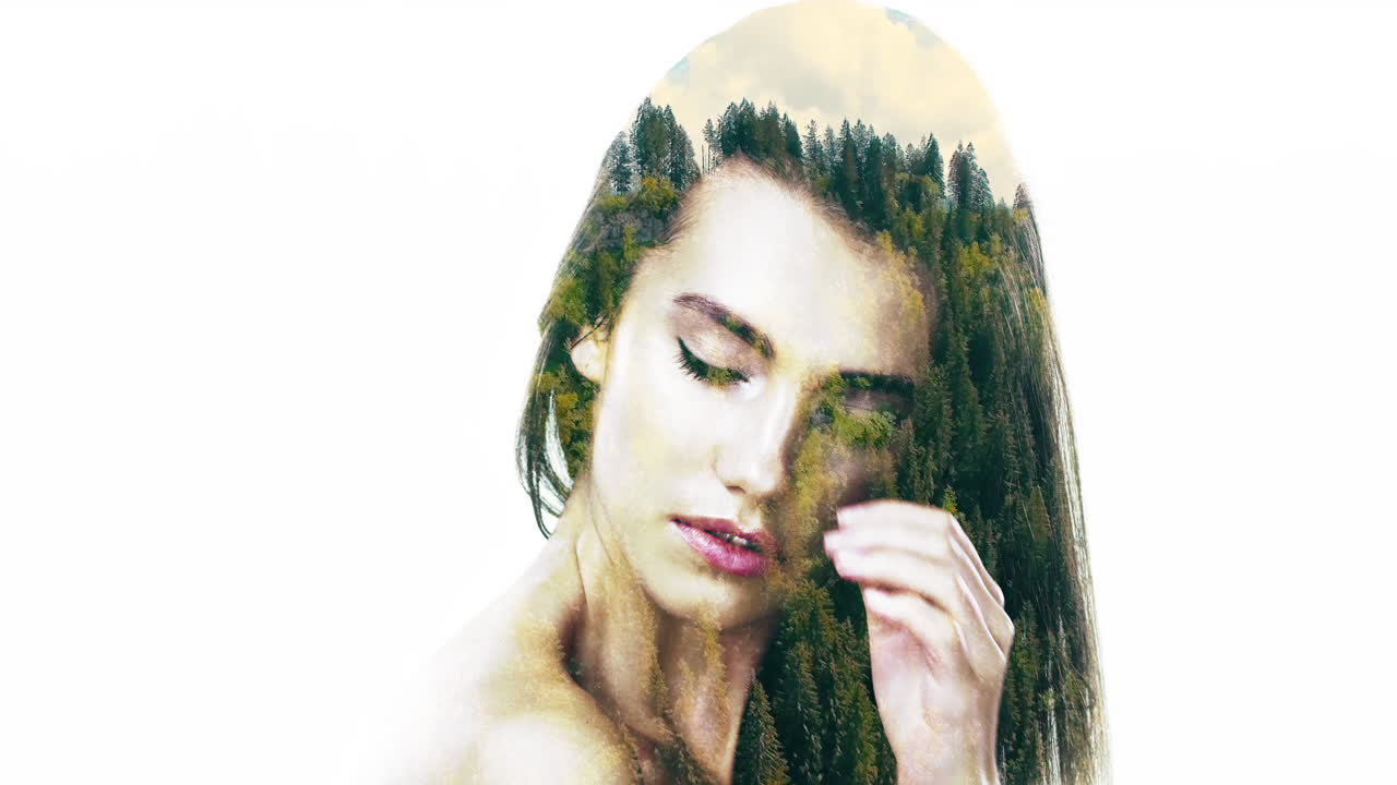 retrato de doble exposición de una mujer con bosque