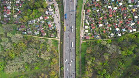 una imagen aérea de arriba hacia abajo de una intersección de autopista ocupada, inclinada hacia arriba revela un puente, viena