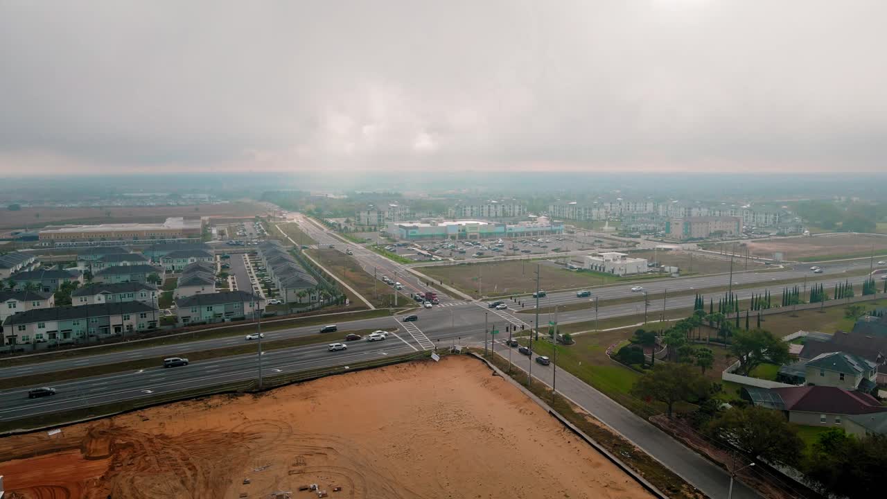 video de drones 4k de un trabajador de la construcción manteniendo y construyendo una nueva torre celular en el cielo con ellos usando equipo de seguridad y arneses