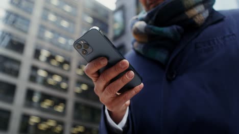 hombre usando teléfono inteligente en la ciudad